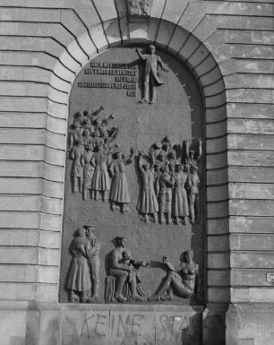 Am 9. November 1918 ruft Karl Liebknecht die freie sozialistische Republik aus