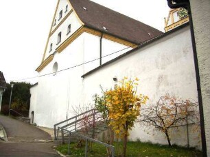 Ansicht von Südwesten mit Langhaus über Giebelseite (im Kern Romanisch-Gotisch erweitert und 1696 bis auf die Kirchhofmauer vorgezogen)-Wehrgang der Kirchhofmauer im 18 Jh abgetragen
