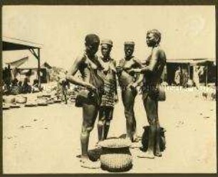 Afrikanische Frauen auf einem Marktplatz