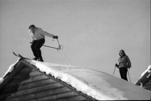 Feldberg: Fräulein Hohliesel, Lörrach und Niki mit Skiern; auf Schneedach