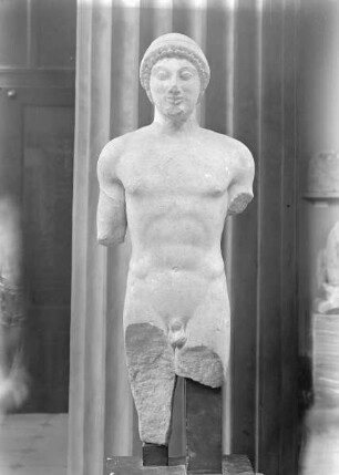 Kuros aus dem Heiligtum des Apollon Ptoios