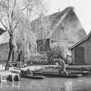 Strohgedecktes Blockhaus in Leipe mit Anlegerstelle. : Ze słomu kryta kładźita chěža w Lipjem z přistawnišćom.