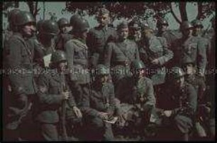 Italienische und deutsche Soldaten