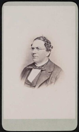Porträt Eduard Winger (1812-1886; Schauspieler). Albuminabzug auf Karton (Carte-de-visite mit Atelieraufdruck verso)
