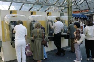 Stuttgart: Leute am Telefonautomaten