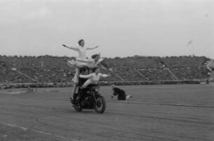 Sportlerparade im Walter-Ulbricht-Stadion : Darbietung einer Motorrad-Akrobatik-Gruppe im Innenraum