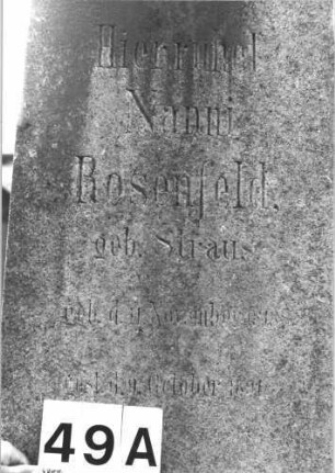 Grabstein 49 (Index: 100114346) Material: Kalkstein Zustand: leicht verwittert Maße HxBxT: 200x61x43 cm Beschreibung: Obelisk, getreppter Sockel: Grabstein 49A