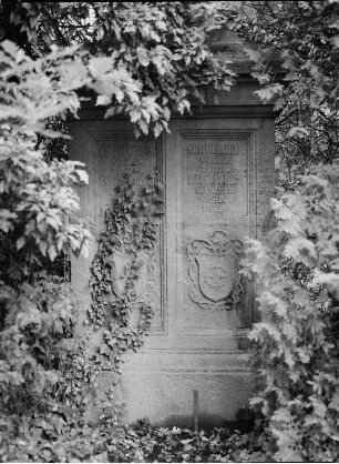 Grabmal der Familie Richter. Kalkstein (?), um 1910. Dresden-Friedrichstadt, Neuer (Äußerer) Friedrichstädter Friedhof