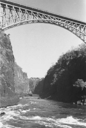 Brücke über die Victoriafälle : Brücke über eine Schlucht der Victoriafälle zwischen Simbabwe und Sambia