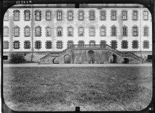 Meiningen, Schloßplatz 1. Schloß Elisabethenburg (1682-1692). Corps de logis mit Freitreppe von Nordwest (Teilansicht)