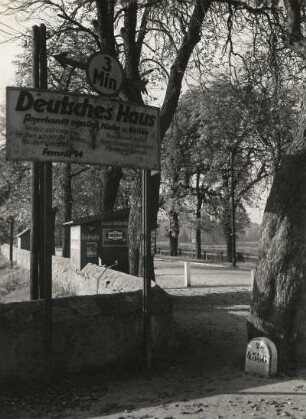 Moritzburg. Reklame im Straßenbild am Schloßteich
