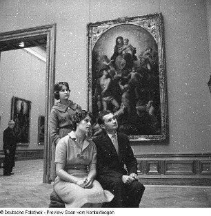 Junge Besucher in Gemäldegalerie