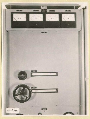10 kW Fernsehsender Nr. 507, Schrank T2 oben, Frontansicht geschlossen, Foto 1954