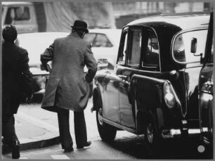 Mann an Taxi im Bankenviertel, London