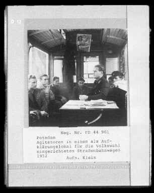 Potsdam, Agitatoren in einem als Aufklärungslokal für die Volkswahl eingerichteten Straßenbahnwagen