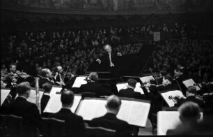 Bukarest: Athenäum, Hans von Benda, Dirigent des Berliner Kammerorchester, am Flügel Dinu Lipatti