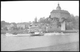 Hirschstein. Schloss mit Elbe und Schlepper Sachsen