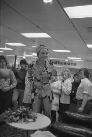 Autogrammstunde der Schauspielerin Elke Sommer im Kaufhaus Schneider mit Präsentation von selbst entworfenen Dresbach-Modestoffen