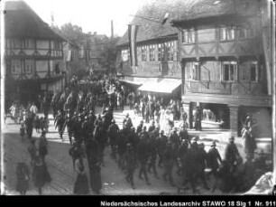Rückkehr des Feld-Artillerie-Regiments Nr. 46 und Einzug der Regierungstruppen in Wolfenbüttel Enthält: Platte 18, Soldaten marschieren durch die Krambuden