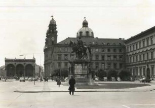 München, Odeonsplatz, Feldherrenhalle von F. v. Gärtner 1841-1844, Theatinerkiche von Barellu und Zuccali 1665-1692 und Denkmal Ludwig I.