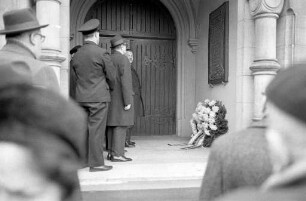Kranzniederlegung an der Ehrentafel für die Gefallenen der beiden Weltkriege auf dem jüdischen Friedhof am Volkstrauertag.