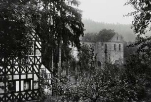 Paulinzella, Ruine der Benediktiner-Klosterkirche : Paulinzella. Ehemalige Benediktiner-Klosterkirche (Ruine). Ansicht von Südwesten mit Amtshaus (Teilansicht)