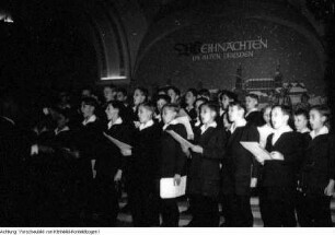 Dresden, Kurt-Fischer Platz (Olbrichtplatz), Nordhalle, Weihnachtsmesse 1953, Herstellung und Verpackung von Dresdner Weihnachtsstollen, November 1953