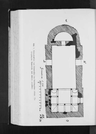 Abb. 9. Rekonstruktion des Grundrisses der karolingischen Kirche. Die freigelegten Mauerreste sind schwarz gezeichnet.