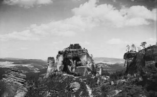 Sächsische Schweiz. Affensteine. Friensteinwächter, Frienstein (Vorderes Raubschloß) und Kleiner Amboß. Blick vom Massiv von Südwesten