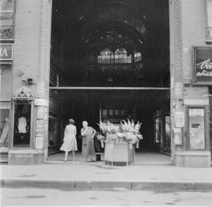 Budapest. Eingang zu einem Geschäftshaus mit Blumenstand