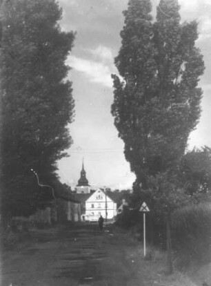 Seifertshain (Großpösna-Seifertshain). Blick vom westlichen Ortseingang zur Pfarrkirche
