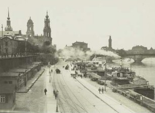 Dresden, Blick von der Brühlschen Terrasse auf Terrassenufer und Altstadt mit Elbdampfer "Pirna" (1898, Werft Blasewitz)