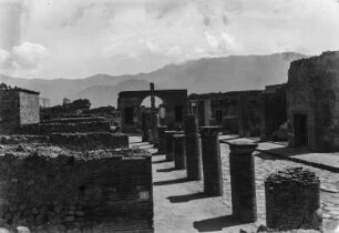 Pompeji, Blick zum Ehrenbogen für Tiberius auf dem Forum Civile
