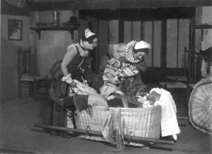 Die lustigen Weiber von Windsor. Schauspiel von William Shakespeare nach der Übersetzung von Baudissin. Staatsschauspiel Dresden, Dresdner Erstaufführung 03.10.1929 mit Musik von Arthur Chitz : Jenny Schaffer als Frau Fluth, Alice Verden als Frau Page und Walther Kottenkamp als Falstaff