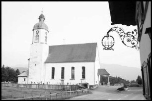 Langenegg: Kirche, außen, rechts Straße