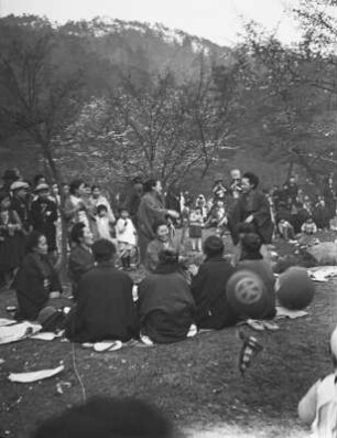 Kyōto. Blütenfest (wahrscheinlich im Februar zur Pflaumenblüte auf dem Gelände des Kitano Tenmangū Schreins im Norden der Stadt). Tanzvorführung zu Bambusflöten-Musik