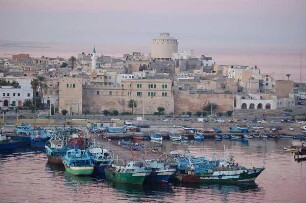 Tripolis - Hafen und Stadt : Fischereihafen und Altstadt von Tripolis, Libyen, aufgenommen 2006
