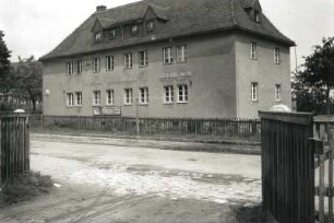 Groß-Dubrau (Bautzen), Ernst-Thälmann-Straße 9. Verwaltungsgebäude (Arbeitsamt, Gemeindeamt, Sparkasse) (um 1925). Straßenansicht