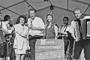 Weinfest: Wahl der Ahrensburger Weinkönigin an der Großen Straße: Übergabe der Krone von Vorgängerin Nicole Thimm an die neue Königin Melanie Heimann, im Hintergrund Oberspießheimer Musikanten