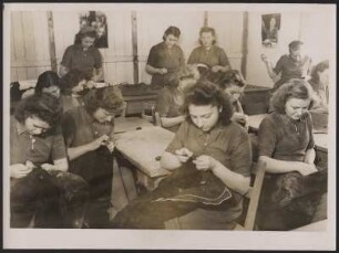 Frauen beim Nähen von Kleidung