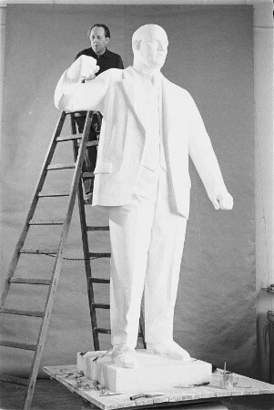 Der Bildhauer Walter Arold bei der Arbeit am Originalmodell für das Thälmanndenkmal in Weimar