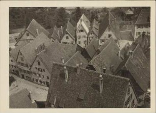 Dinkelsbühl. Blick vom Kirchturm auf die historischen Häuser an der Kirche