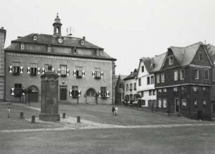 Linz am Rhein, Rathaus : Linz am Rhein. Rathaus. Ansicht über den Markt mit Denkmal von Nordosten