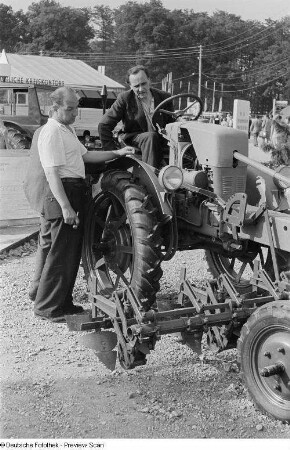Begutachten eines Traktors