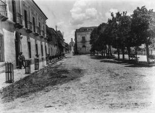 Straße in einer bolivianischen Stadt : Blick auf eine Allee in einer bolivianischen Stadt. Im Hintergrund eine Kirche.