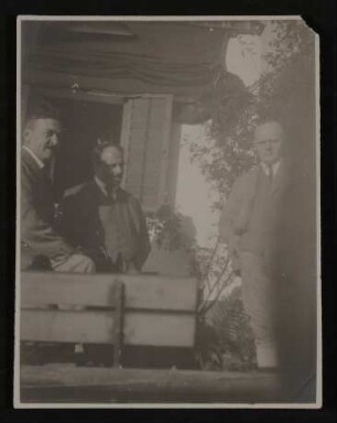Hugo von Hofmannsthal, Jakob Wassermann und Rudolf Alexander Schröder im Garten in Aussee