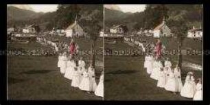 Prozessionszug, Frauen tragen Marienstandbild, Ehrwald