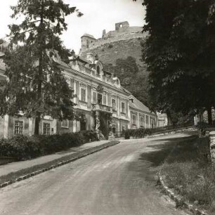 Sümeg. Bischöfliches Palais (1748/1755). Ansicht mit Blick zur Burg