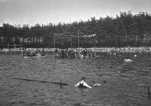 Weixdorf-Friedersdorf. Prinz-Hermann-Bad (Waldbad Weixdorf). 25-jähriges Jubiläum am 02.08.1931. Festakt auf einer schwimmenden Insel mit anlandender Musikkapelle. Blick zum Ostufer mit Zuschauern
