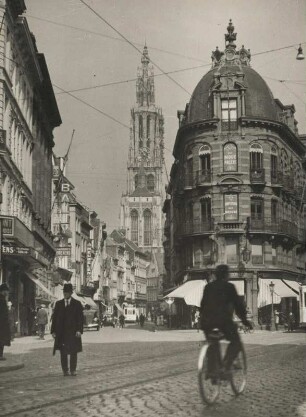 Rotterdam. Holland. Straßenszene. Im Hintergrund eine Kirche